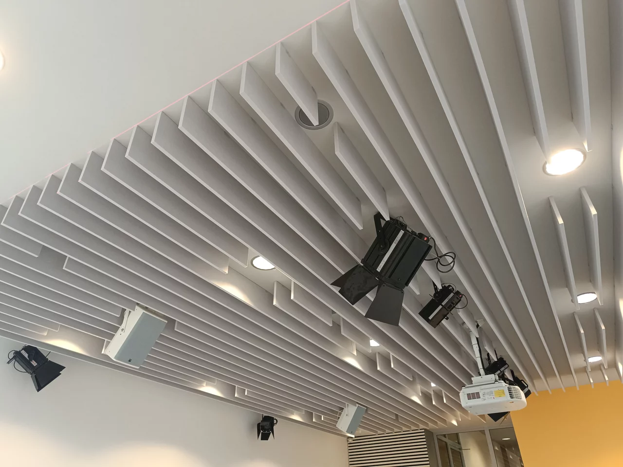 Zu sehen ist eine Decke mit Akustikbaffeln