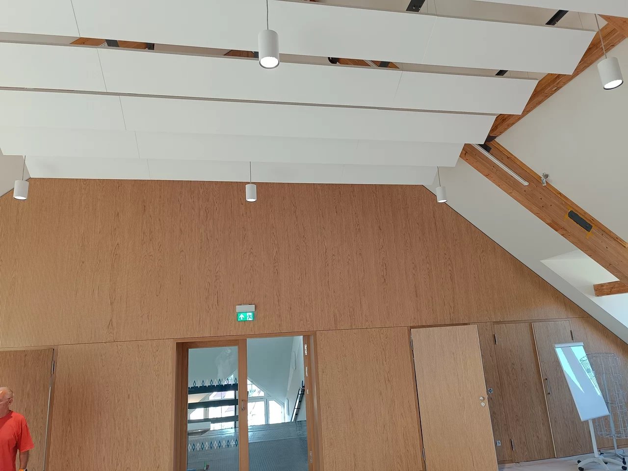 05 Ausbau mit Akustikbaffeln und akustisch wirksamen Holzverkleidungen