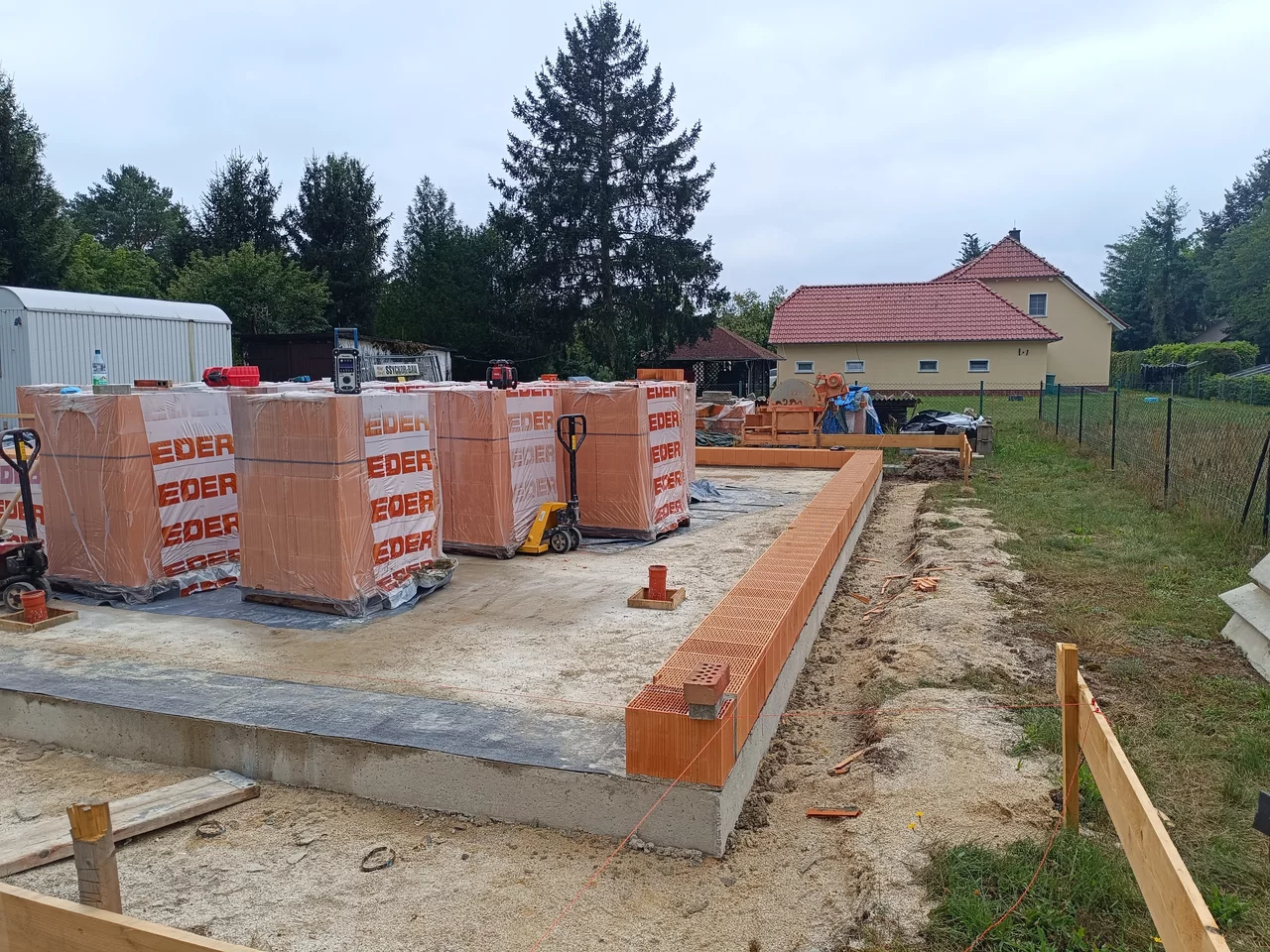 Herstellung von Mauerwerk auf einer Stahlbetonbodenplatte