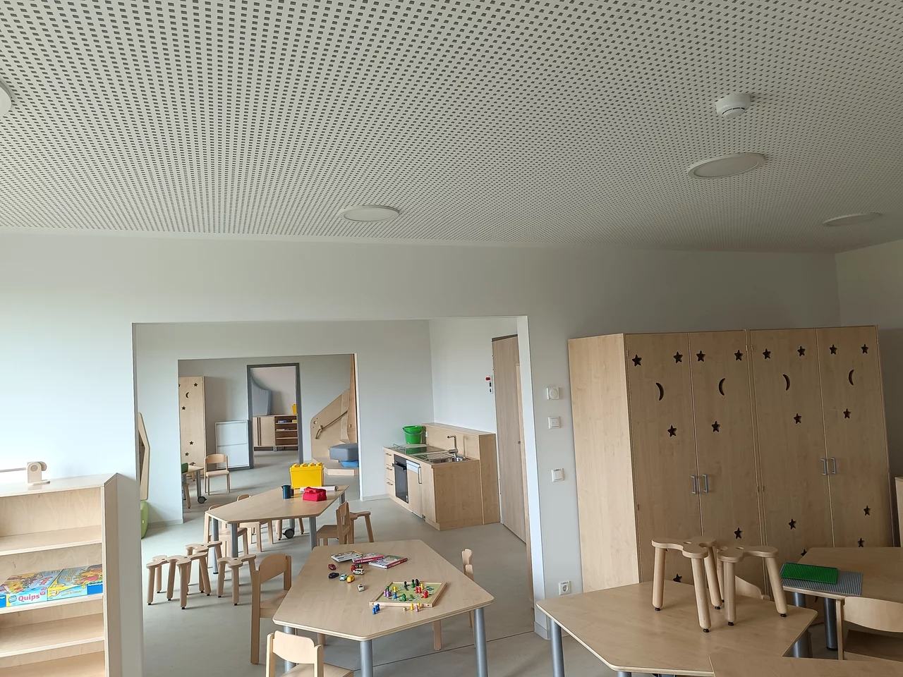 Trockenbauwände und akustisch wirksame Gipskartonlochdecken