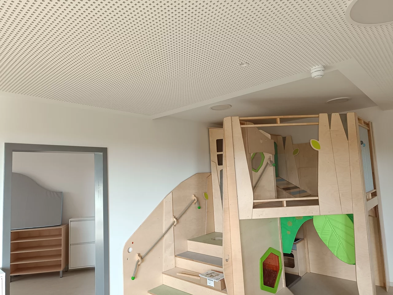 06 Herstellung von Gipskartonwänden und akustisch wirksame Gipskartonlochdecken