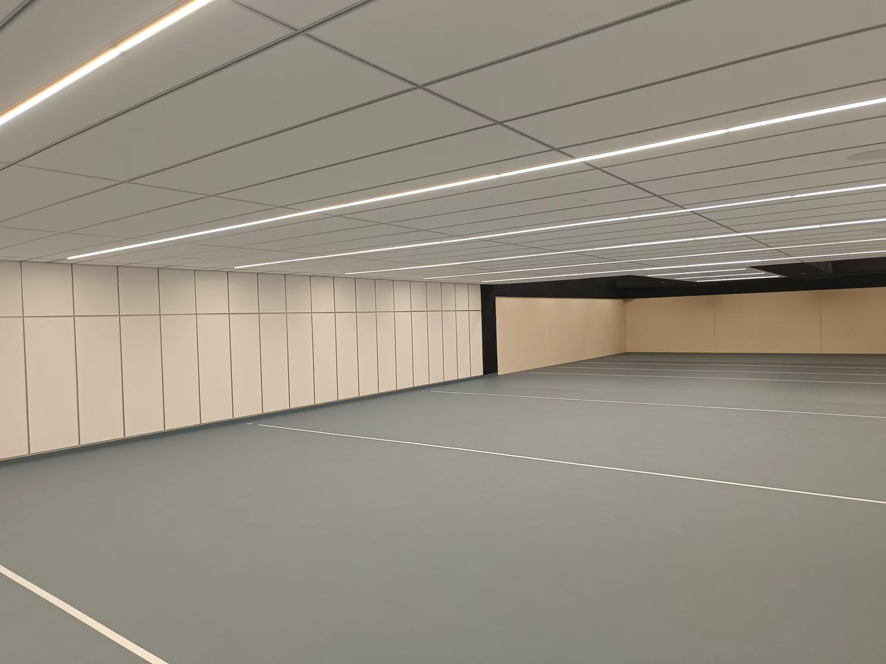 03 Akustisch wirksame Wand- und Deckenverkleidung in Raumschießanlagen