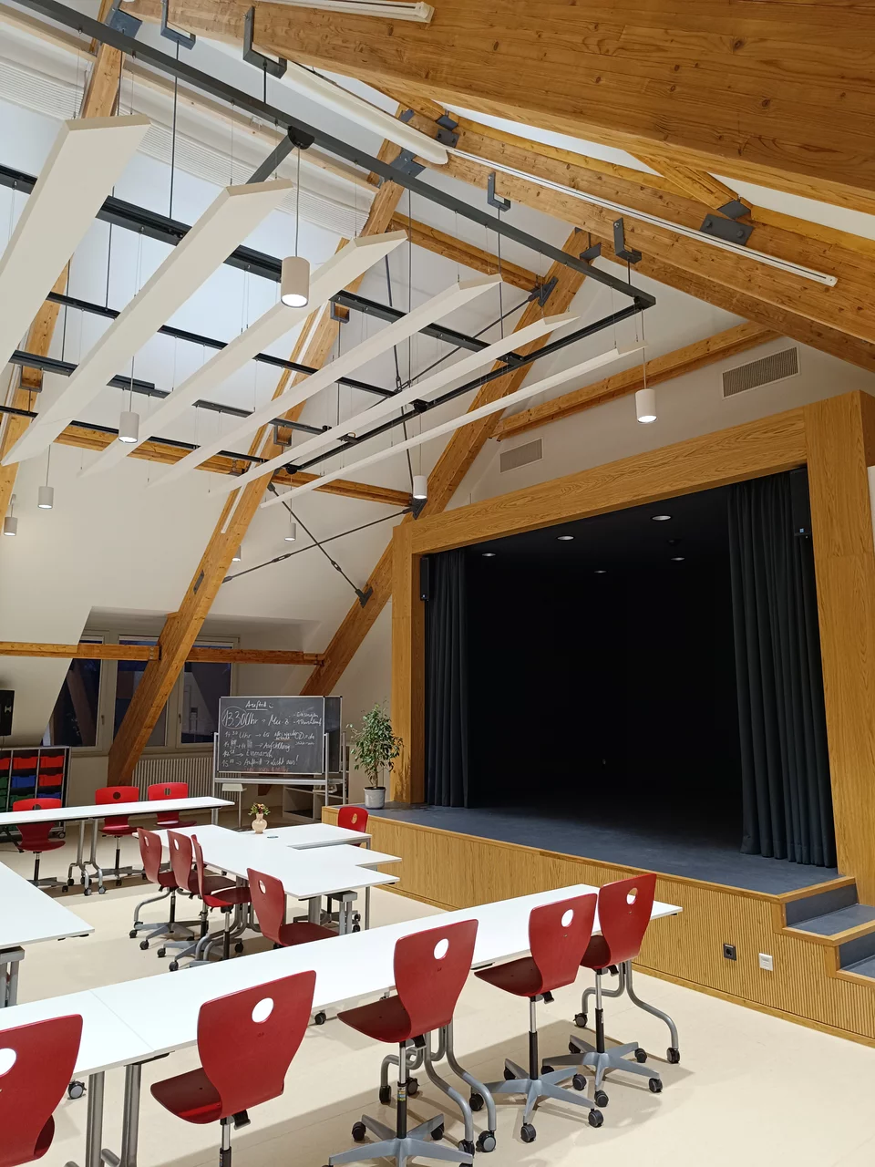 02 Dachgeschossausbau, Bühnenrandverkleidung mit Holz, abgehangene Bühnendecken, Akustikbaffeln