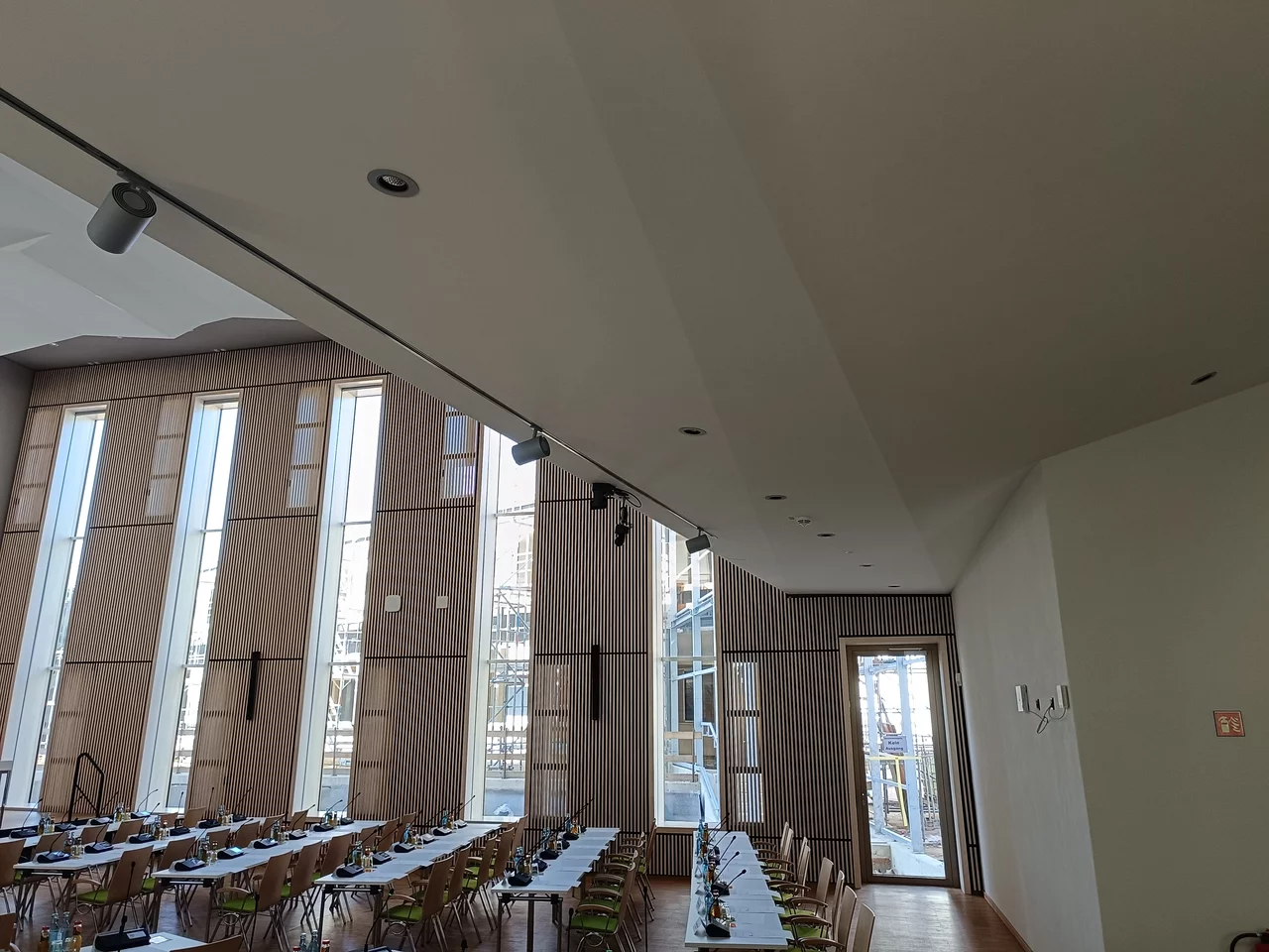 Abgehangene Gipskartonfaltdecken zur Verbesserung der Raumakustik und akustisch wirksame Wandverkleidung aus Holz