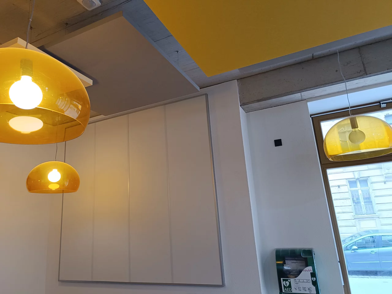 05 Raumakustische Maßnahmen wie Deckensegel und Wandabsorber