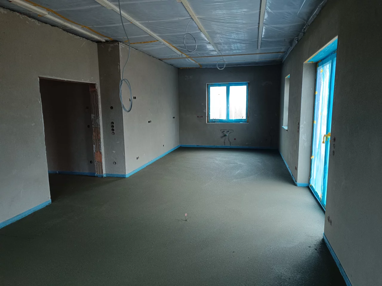 Erstellung von Mauerwerk, Putzarbeiten, Estrich, Montage von Fenstern und abgehangenen Gipskartondecken