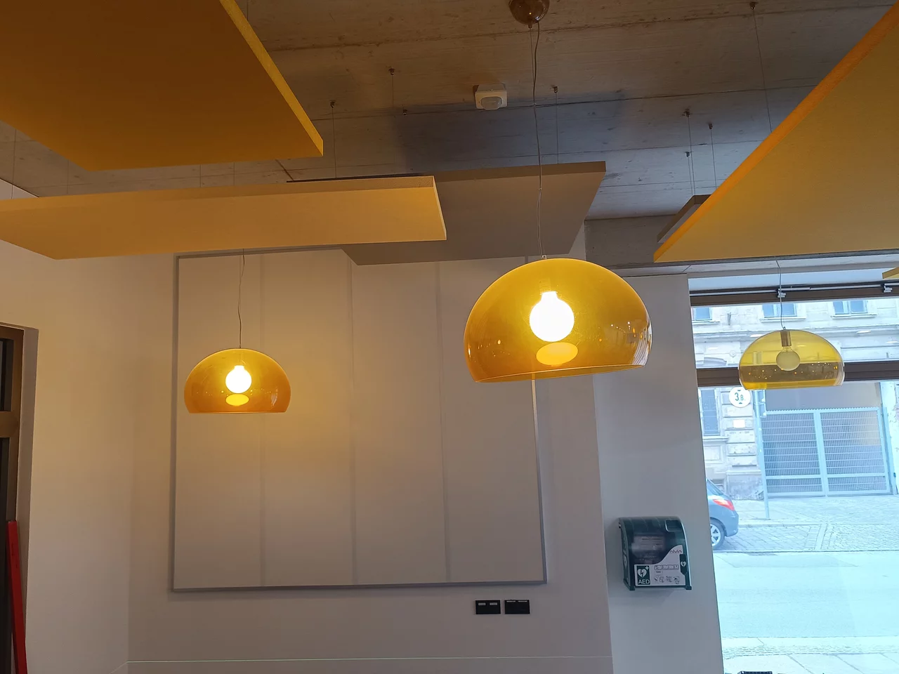 Raumakustische Maßnahmen wie Deckensegel und Wandabsorber